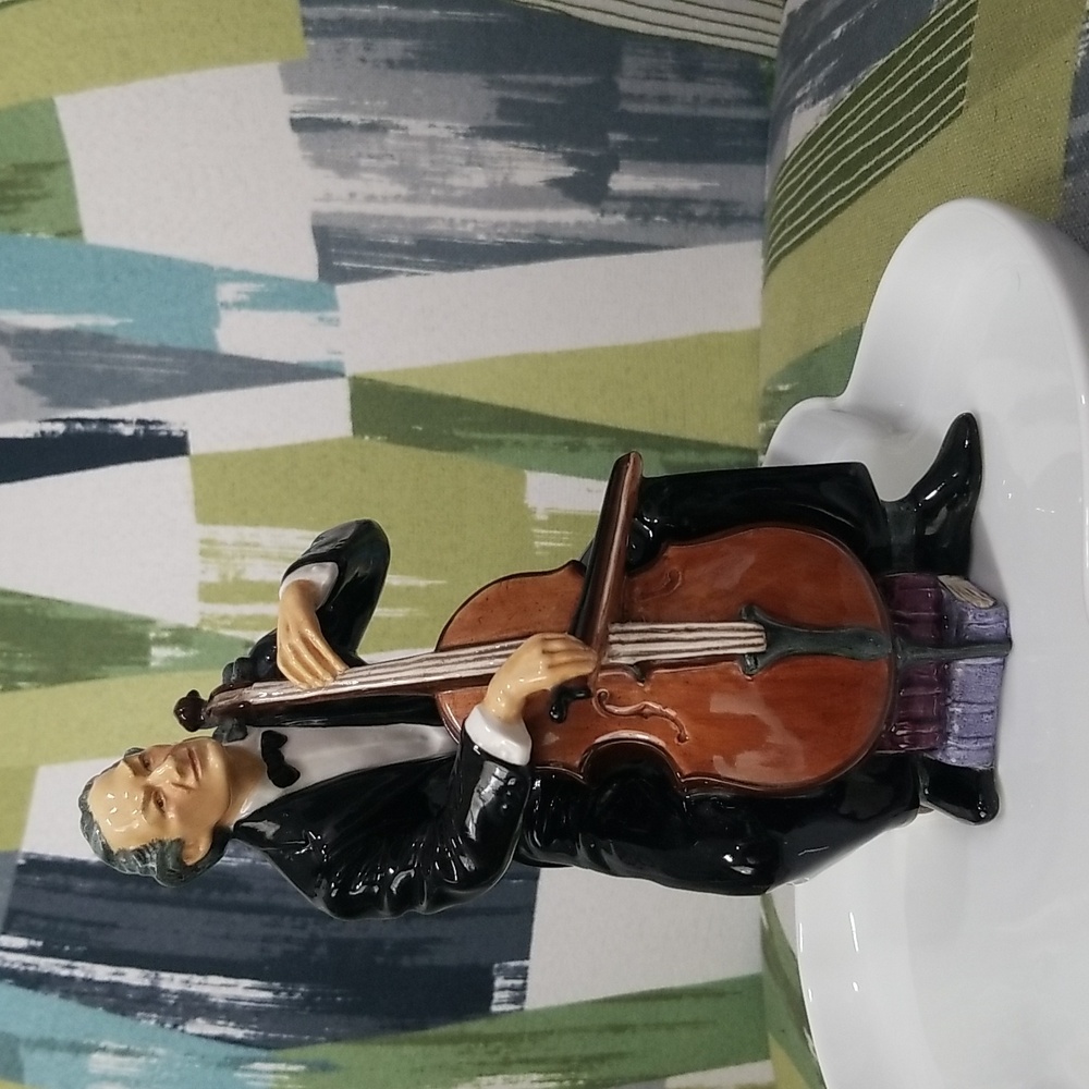 🎶Rare Royal Doulton Cellist Figurine In Excellent Condition🎶Made In England